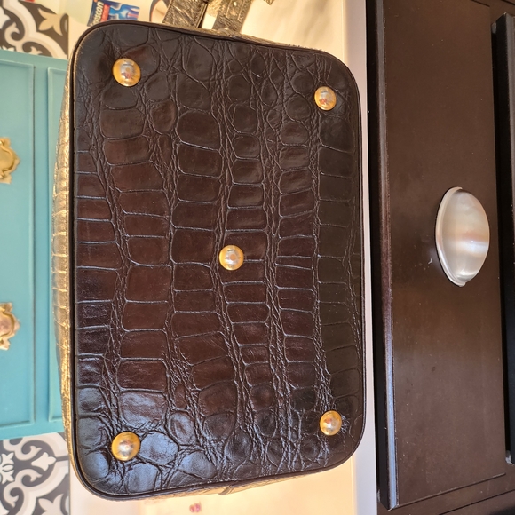 Elegant YSL Black Croc-Embossed Bucket Bag - Picture 5 of 12